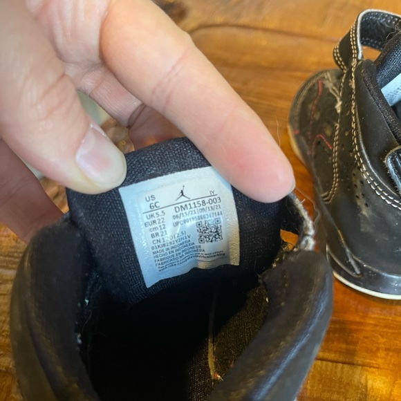 Size 6C Jordan sneakers. Worn previously - Picture 6 of 6